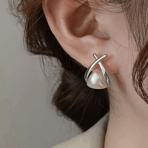 Pearl White Gold Triangle Geometric Stud Earrings - Picture 6 of 6